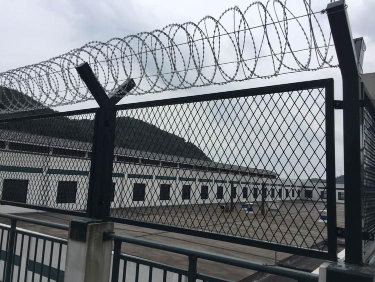 監獄高墻鋼網墻